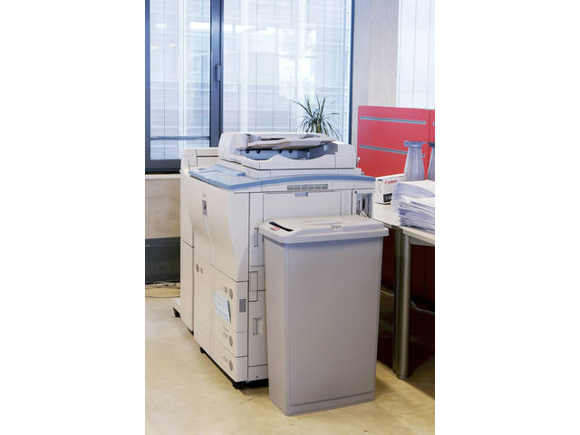 Afvalbak Rubbermaid Slim Jim vertrouwelijk 87l grs